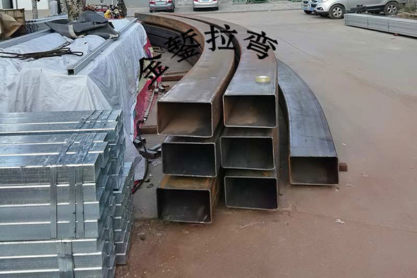 Top bending of 12 - meter - long 400 - sized square steel tube