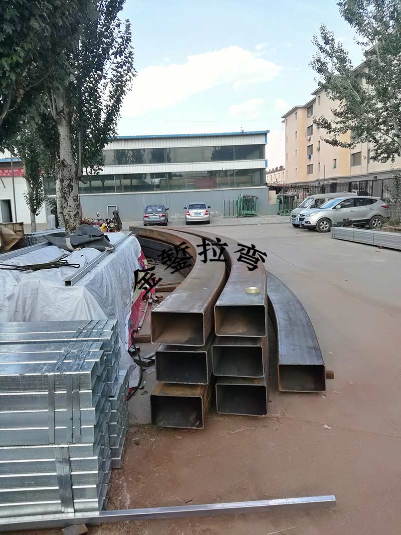 Top bending of 12 - meter - long 400 - sized square steel tube